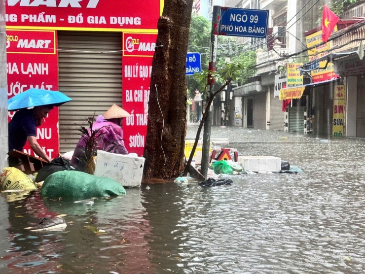 Lội nước bẩn khiến nhiều người ở Hà Nội phải đi khám vì mắc bệnh da liễu.