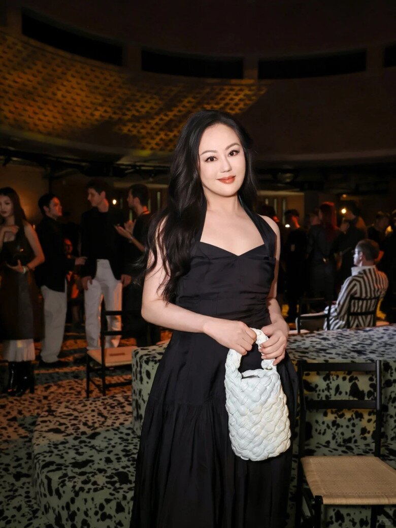 Mỗi tối, trước khi đi ngủ, bà thường thưởng thức một tách trà hoa hồng ấm để thư giãn cơ thể, cải thiện chất lượng giấc ngủ và tái tạo năng lượng cho làn da.