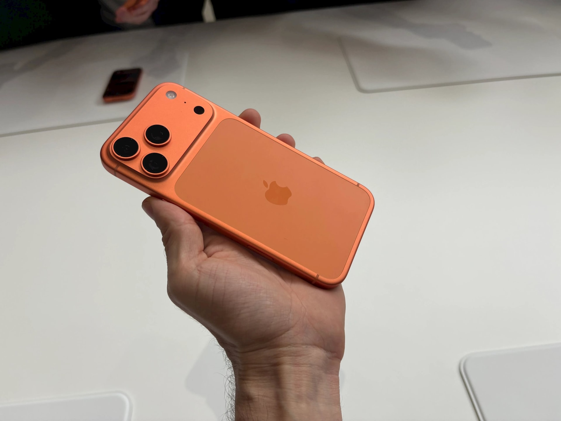 Gác lại những lời khen, nhìn thẳng vào sự thật: iPhone 17 năm nay thực sự 