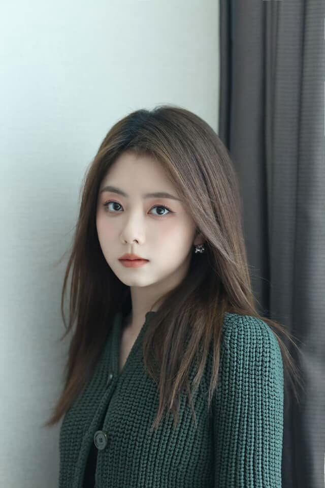 Đàm Tùng Vận luôn chú trọng tẩy trang, chống nắng và thường dùng trứng gà để trị mụn cám.