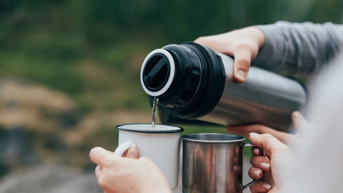 5 loại nước không nên đựng trong bình giữ nhiệt 3 Chỉ nên dùng bình giữ nhiệt đựng nước ấm, trà loãng hoặc cà phê.