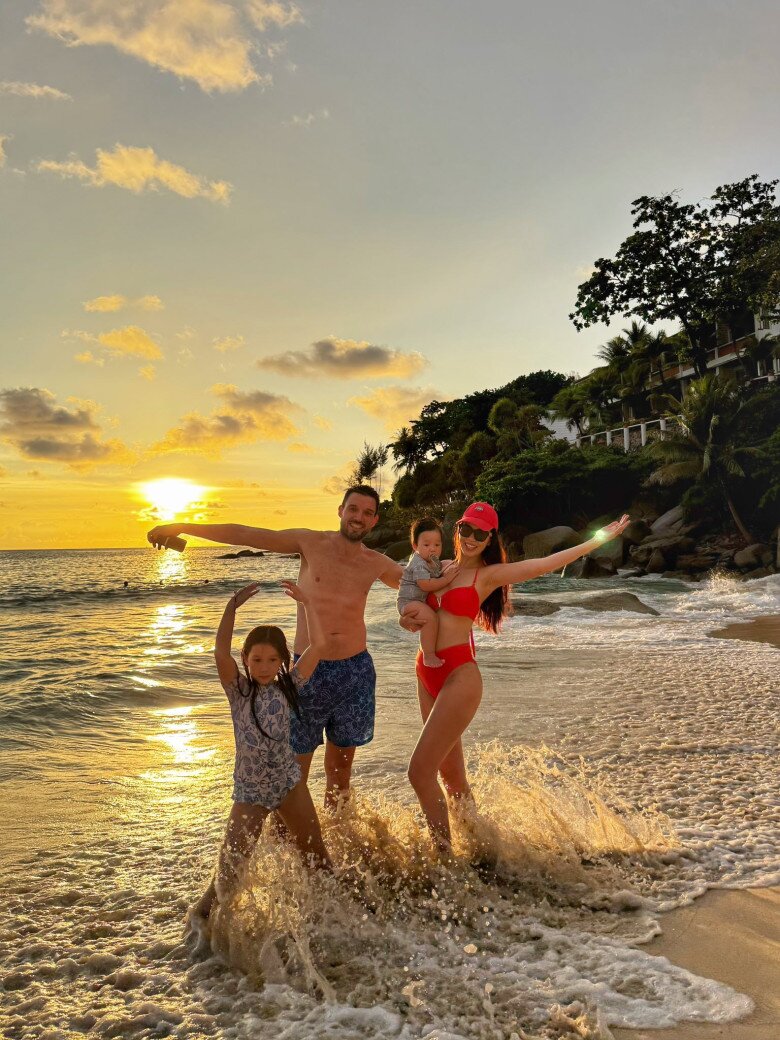 Siêu mẫu Hà Anh bận rộn “chạy show” nhưng vẫn chăm sóc 2 con lai Tây chu toàn.