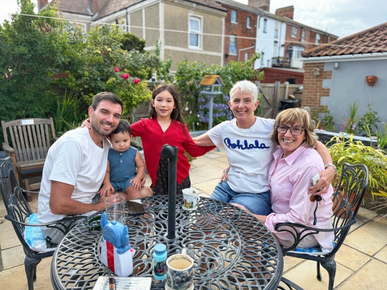 Vợ chồng nữ siêu mẫu đưa các con về Anh thăm gia đình nội.