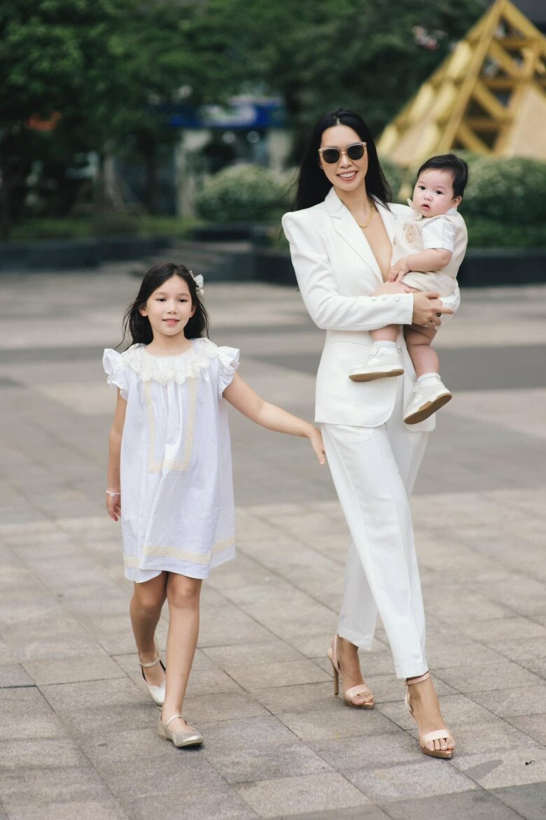 Siêu mẫu Hà Anh được khen nuôi con khéo léo.