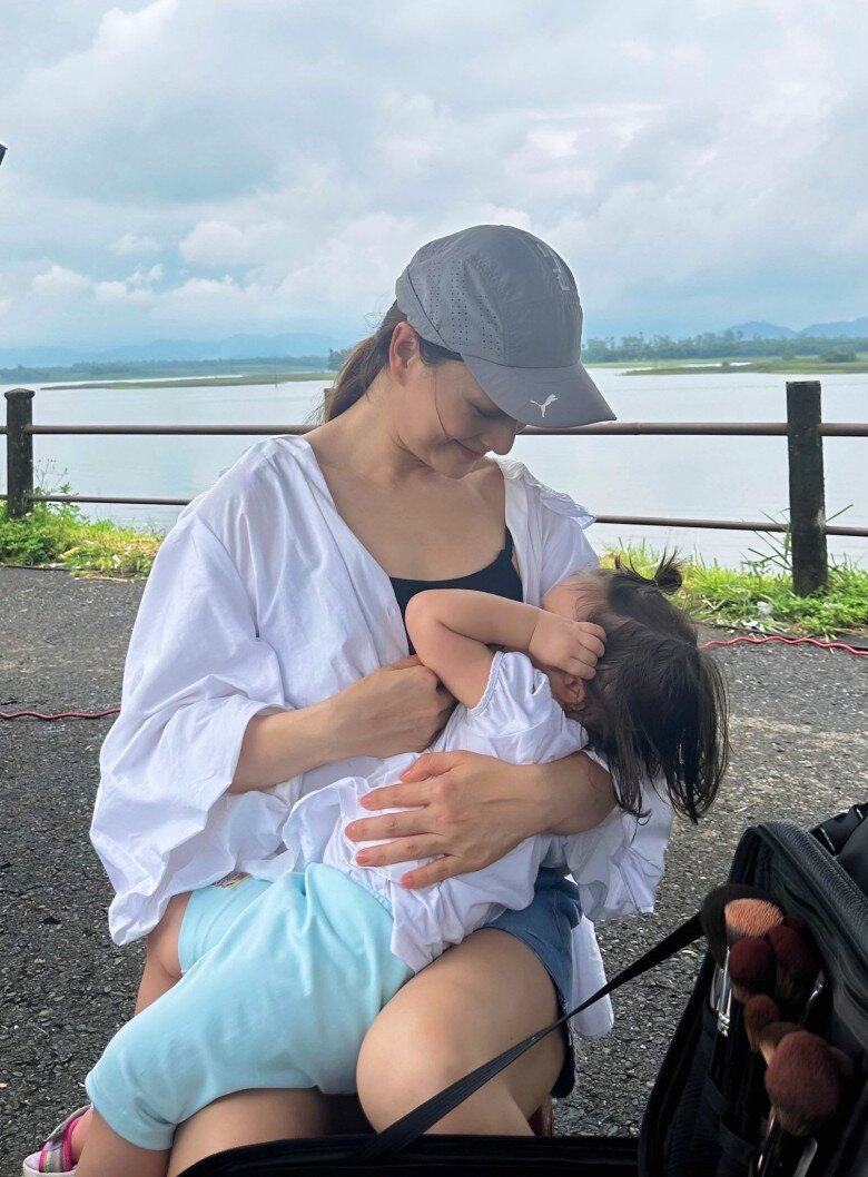 Lan Phương cho con ti sữa ở phim trường.