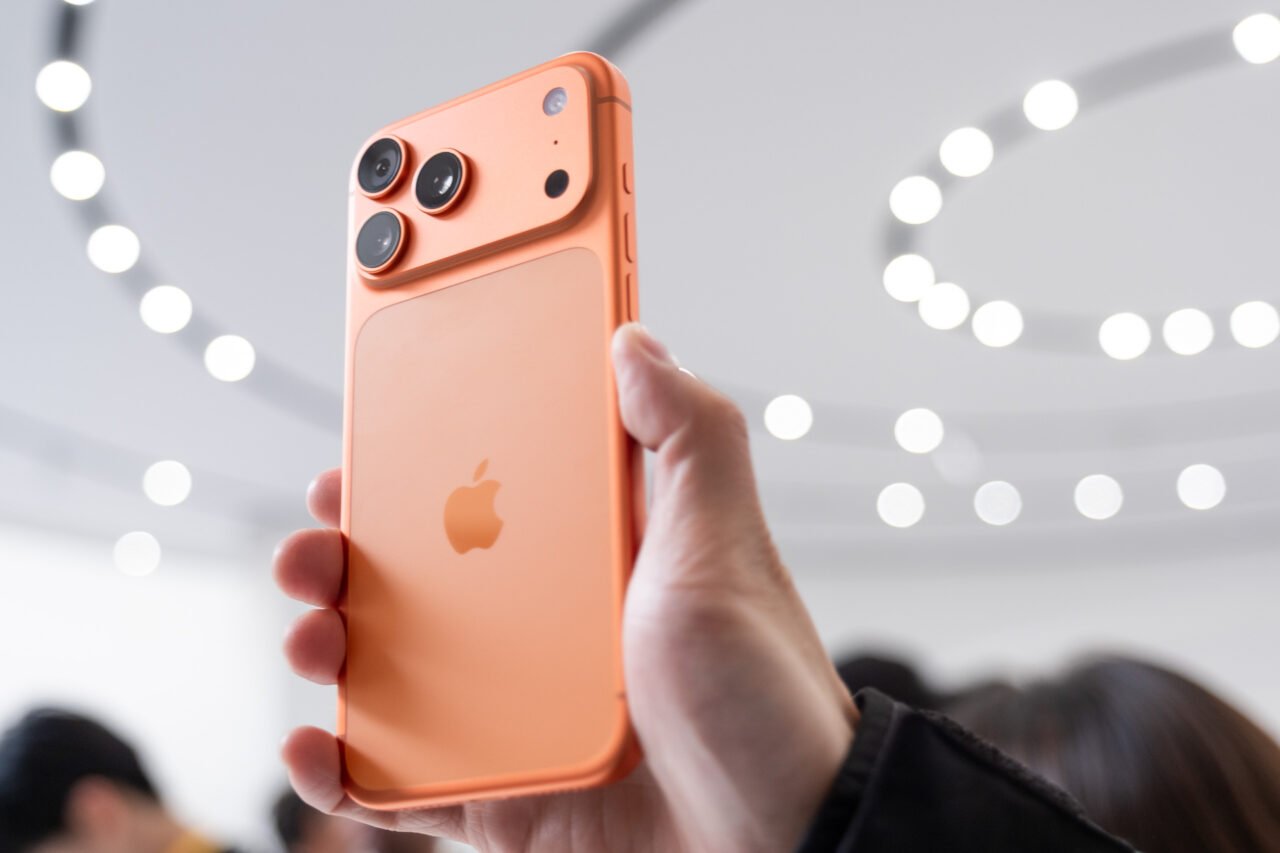 Ai chê thì chê nhưng phải thừa nhận, có một điều chỉ Apple làm được: Mỗi lần iPhone ra mắt là một cơn sốt màu sắc, cả thế giới 