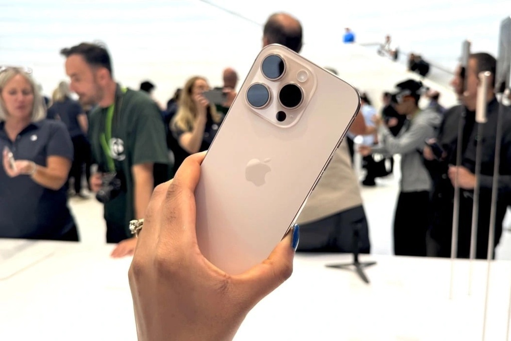 Ai chê thì chê nhưng phải thừa nhận, có một điều chỉ Apple làm được: Mỗi lần iPhone ra mắt là một cơn sốt màu sắc, cả thế giới 