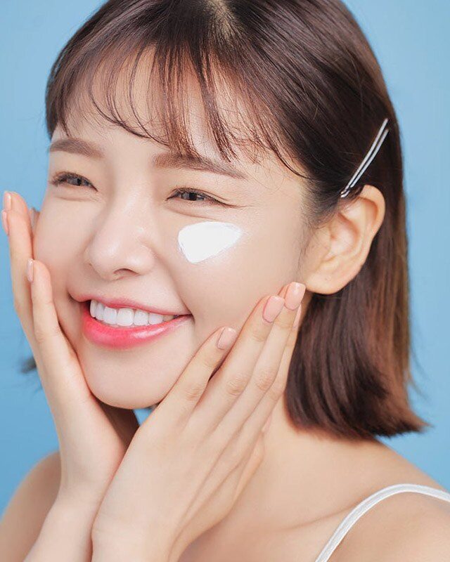 Thứ tự thoa kem chống nắng và kem dưỡng ẩm tùy thuộc vào sản phẩm mà bạn đang dùng.