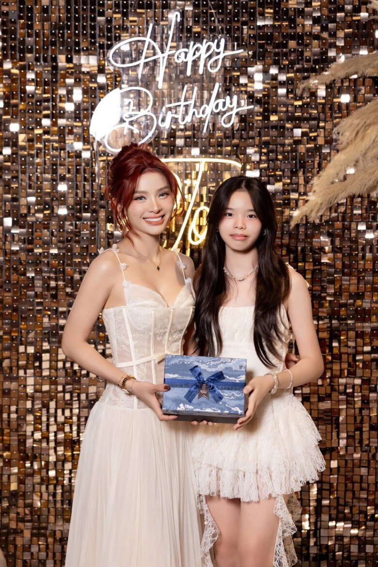 Sao Việt 24h: Lệ Quyên amp;#34;gây sốtamp;#34; vì hành động ngọt ngào khi tình trẻ Lâm Bảo Châu bị thương, được ví như amp;#34;hậu phương vững chắcamp;#34; - 8