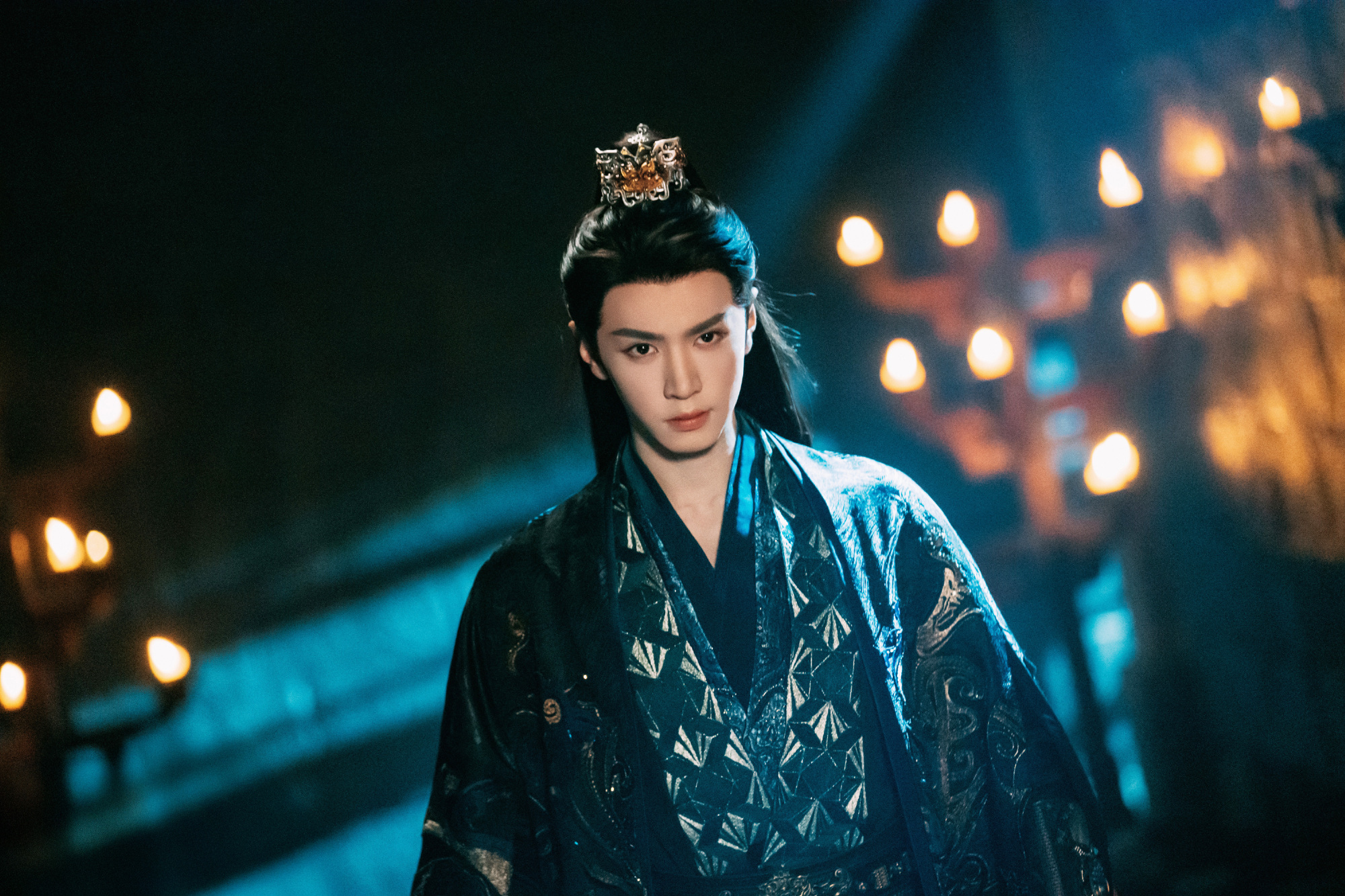 Trung Quốc hiện tại lấy đâu ra phim ngôn tình ngược tâm hơn thế này: Cặp chính vừa đẹp vừa điên, chemistry bùng cháy nhất 2025 - Ảnh 5.