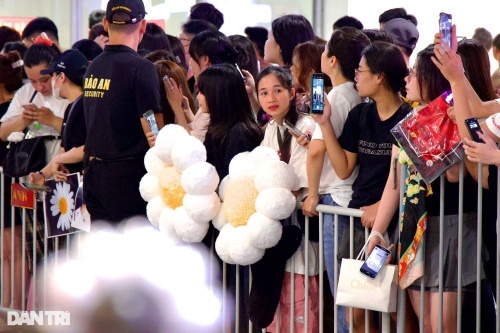 1760016131 648 G‑Dragon co mat tai Ha Noi rung fan mang hoa