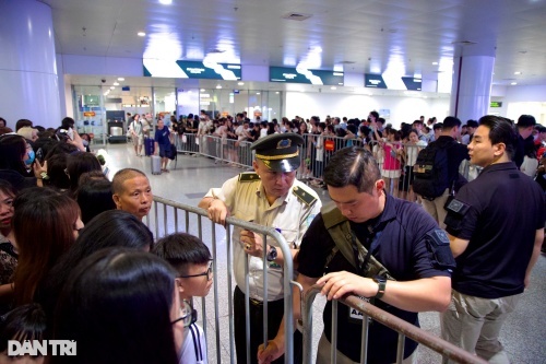 1760016132 19 G‑Dragon co mat tai Ha Noi rung fan mang hoa