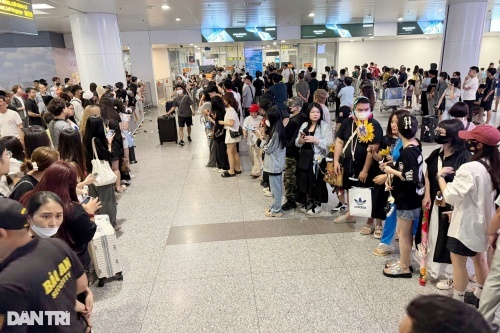 1760016134 704 G‑Dragon co mat tai Ha Noi rung fan mang hoa