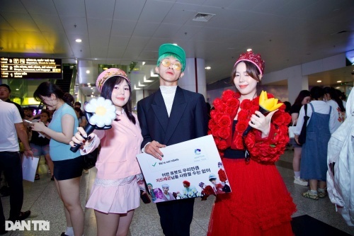 1760016135 460 G‑Dragon co mat tai Ha Noi rung fan mang hoa