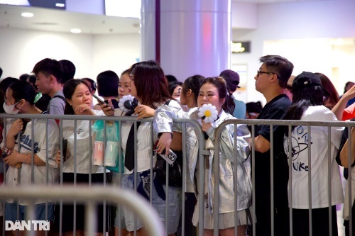 1760016136 798 G‑Dragon co mat tai Ha Noi rung fan mang hoa