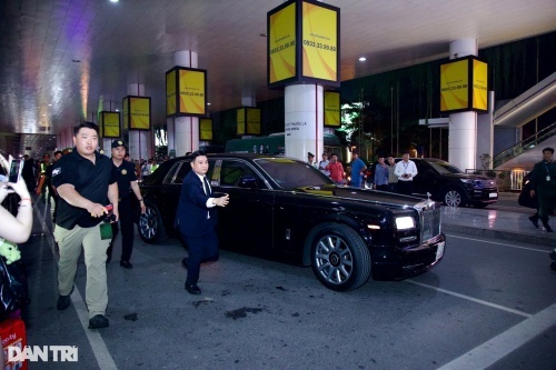 1760016139 875 G‑Dragon co mat tai Ha Noi rung fan mang hoa