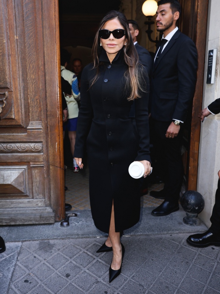 Tháng 7, cô là khách VIP trong show Haute Couture Thu Đông 2025 của Balenciaga ở Tuần thời trang cao cấp Paris. Người đẹp 56 tuổi diện áo khoác tối giản, nhấn bằng phụ kiện độc đáo - túi hình cốc cà phê giá 6.000 USD. Ảnh: Balenciaga