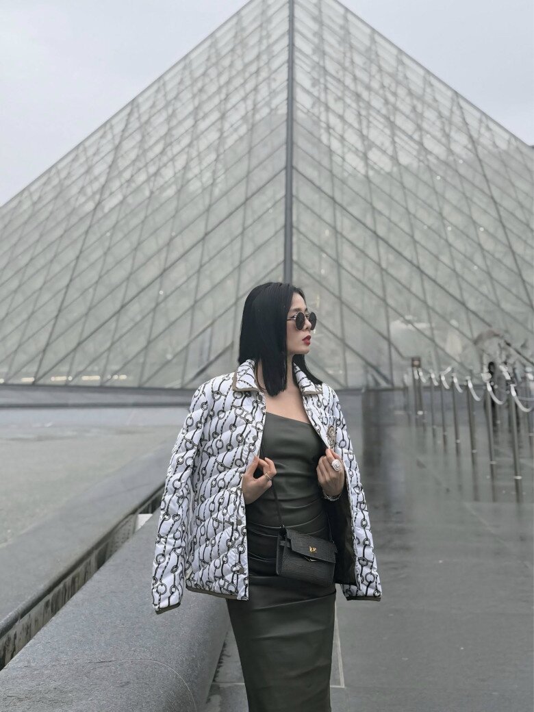 Ca sĩ Lệ Quyên kêu gọi mọi người chung tay giúp đỡ bà con vùng bão lũ: Năm ngoái bão lũ vừa qua, năm nay lại đến nữa rồi. Mong cho mọi người sớm được bình an trở lại. Chung tay giúp đỡ thôi, cách nào cũng được cả nhà ơi.