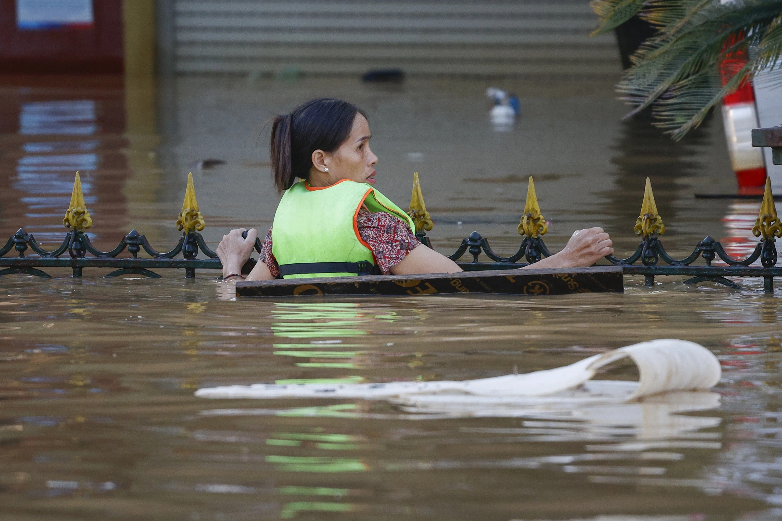 Bão không theo quy luật, lũ lịch sử chưa từng có, 'vượt ngưỡng chịu đựng người dân' - Ảnh 3.