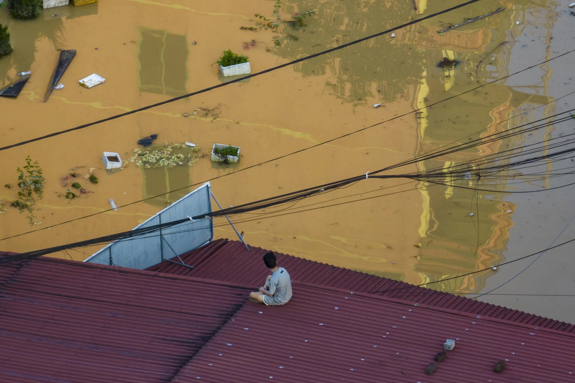 Bão không theo quy luật, lũ lịch sử chưa từng có, 'vượt ngưỡng chịu đựng người dân' - Ảnh 4.