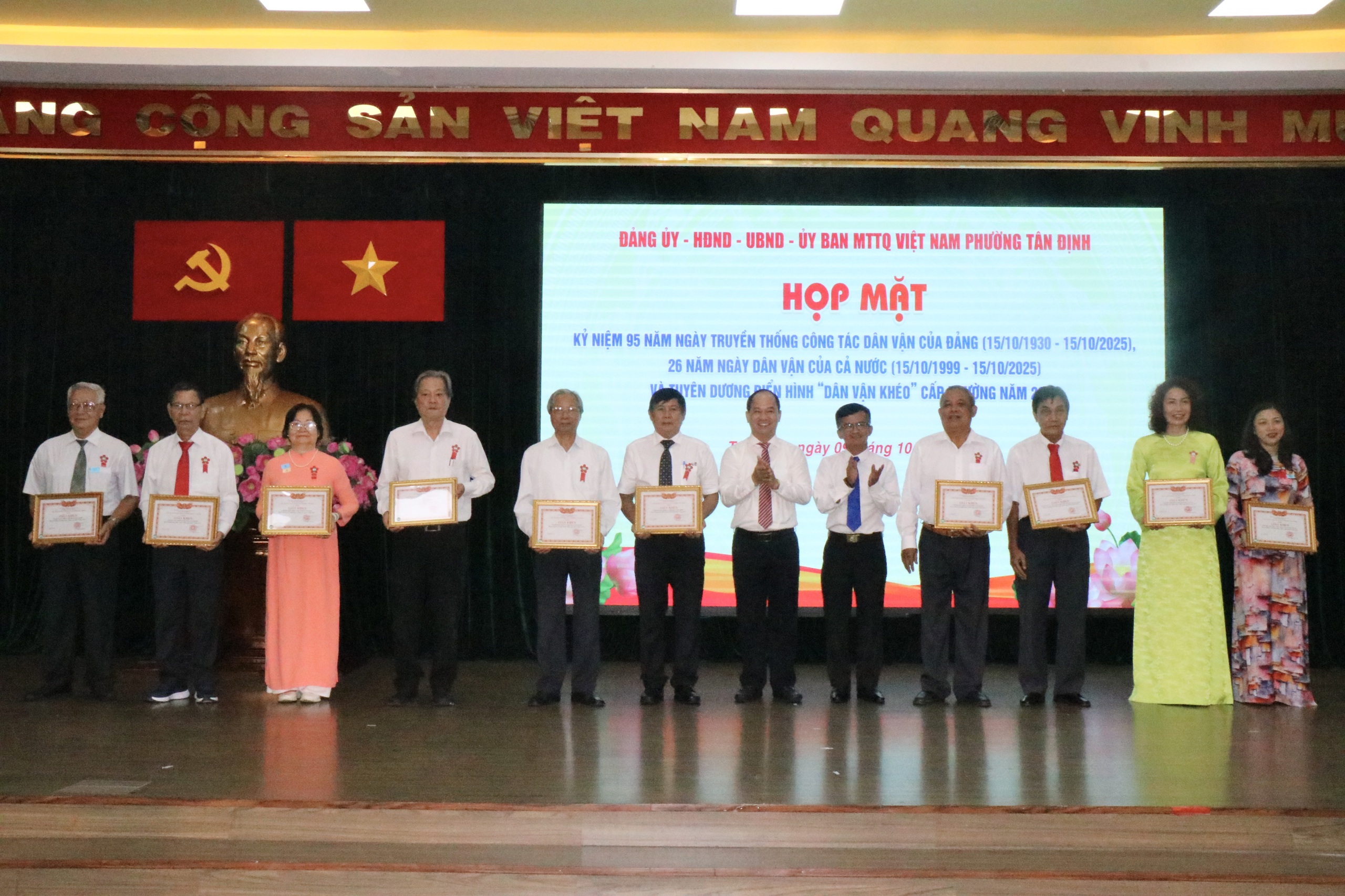 Bà Bùi Thị Lan ở phường Tân Định: 'Dân vận khéo là biết lắng nghe dân'- Ảnh 2. Bà Bùi Thị Lan ở phường Tân Định: 'Dân vận khéo là biết lắng nghe dân'- Ảnh 2.