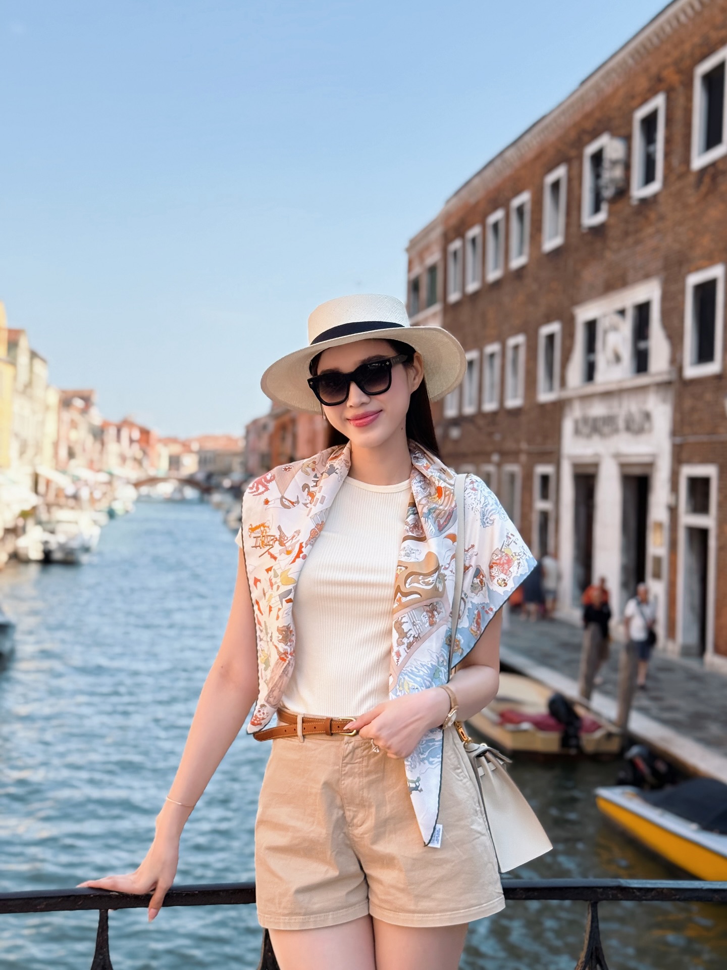 Mặc toàn đồ màu trung tính mà vẫn ra dáng người sắp làm dâu hào môn, chỉ có thể là Đỗ Hà! - Ảnh 2. Mặc toàn đồ màu trung tính mà vẫn ra dáng người sắp làm dâu hào môn, chỉ có thể là Đỗ Hà! - Ảnh 2.