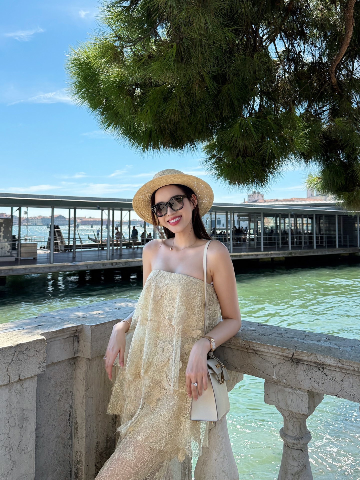 Mặc toàn đồ màu trung tính mà vẫn ra dáng người sắp làm dâu hào môn, chỉ có thể là Đỗ Hà! - Ảnh 3. Mặc toàn đồ màu trung tính mà vẫn ra dáng người sắp làm dâu hào môn, chỉ có thể là Đỗ Hà! - Ảnh 3.