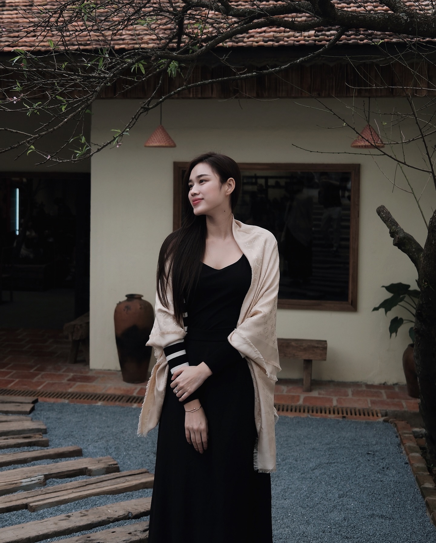 Mặc toàn đồ màu trung tính mà vẫn ra dáng người sắp làm dâu hào môn, chỉ có thể là Đỗ Hà! - Ảnh 8. Mặc toàn đồ màu trung tính mà vẫn ra dáng người sắp làm dâu hào môn, chỉ có thể là Đỗ Hà! - Ảnh 8.