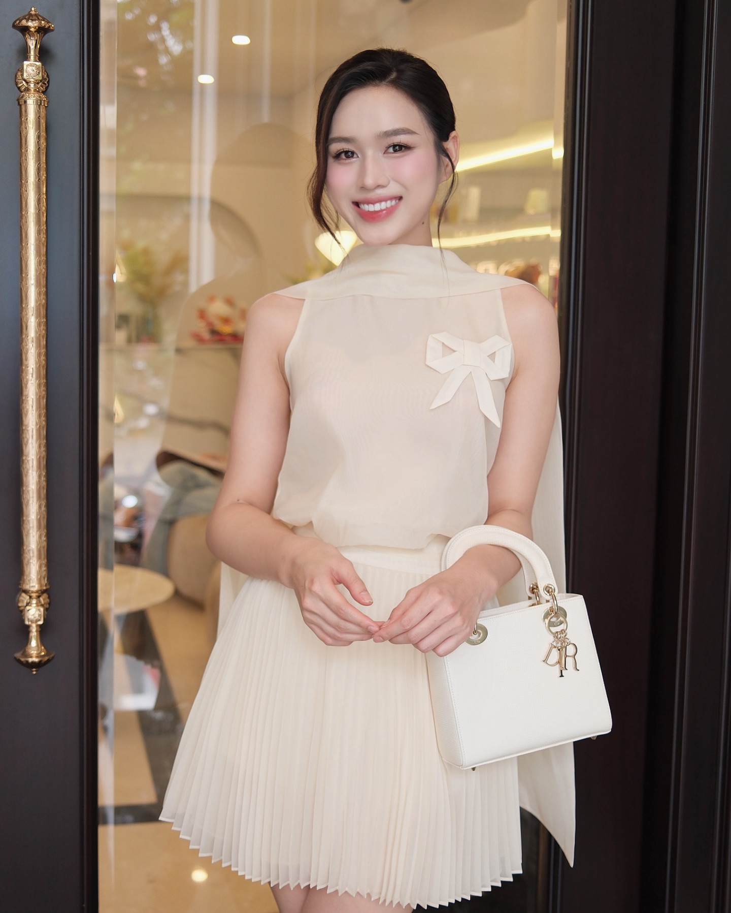 Mặc toàn đồ màu trung tính mà vẫn ra dáng người sắp làm dâu hào môn, chỉ có thể là Đỗ Hà! - Ảnh 10. Mặc toàn đồ màu trung tính mà vẫn ra dáng người sắp làm dâu hào môn, chỉ có thể là Đỗ Hà! - Ảnh 10.