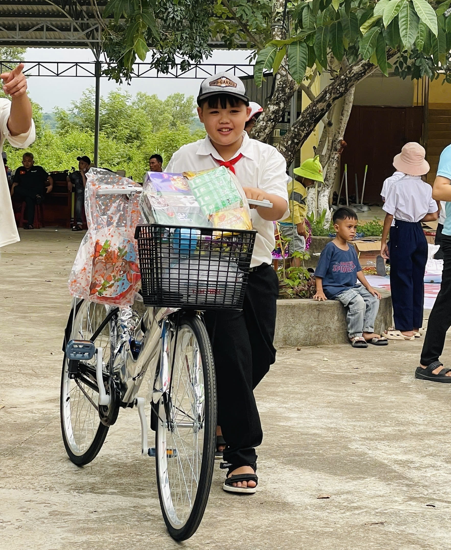 Những 'trái tim nhỏ' mang nghĩa tình từ TP.HCM lên Đắk Lắk, ấm áp Ea Lâm- Ảnh 8. Những 'trái tim nhỏ' mang nghĩa tình từ TP.HCM lên Đắk Lắk, ấm áp Ea Lâm- Ảnh 8.