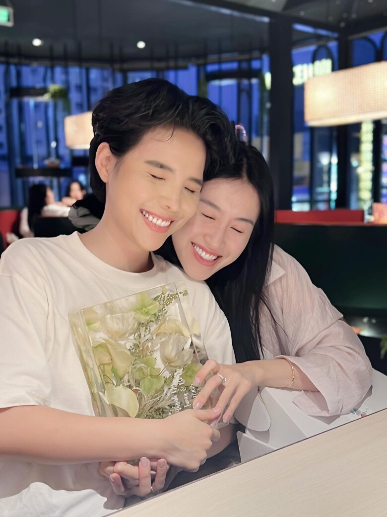 Cặp đôi gắn bó với nhau “như hình với bóng”.