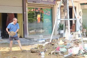 Bùn đất, rác thải tràn ngập sau lũ lịch sử ở Thái Nguyên