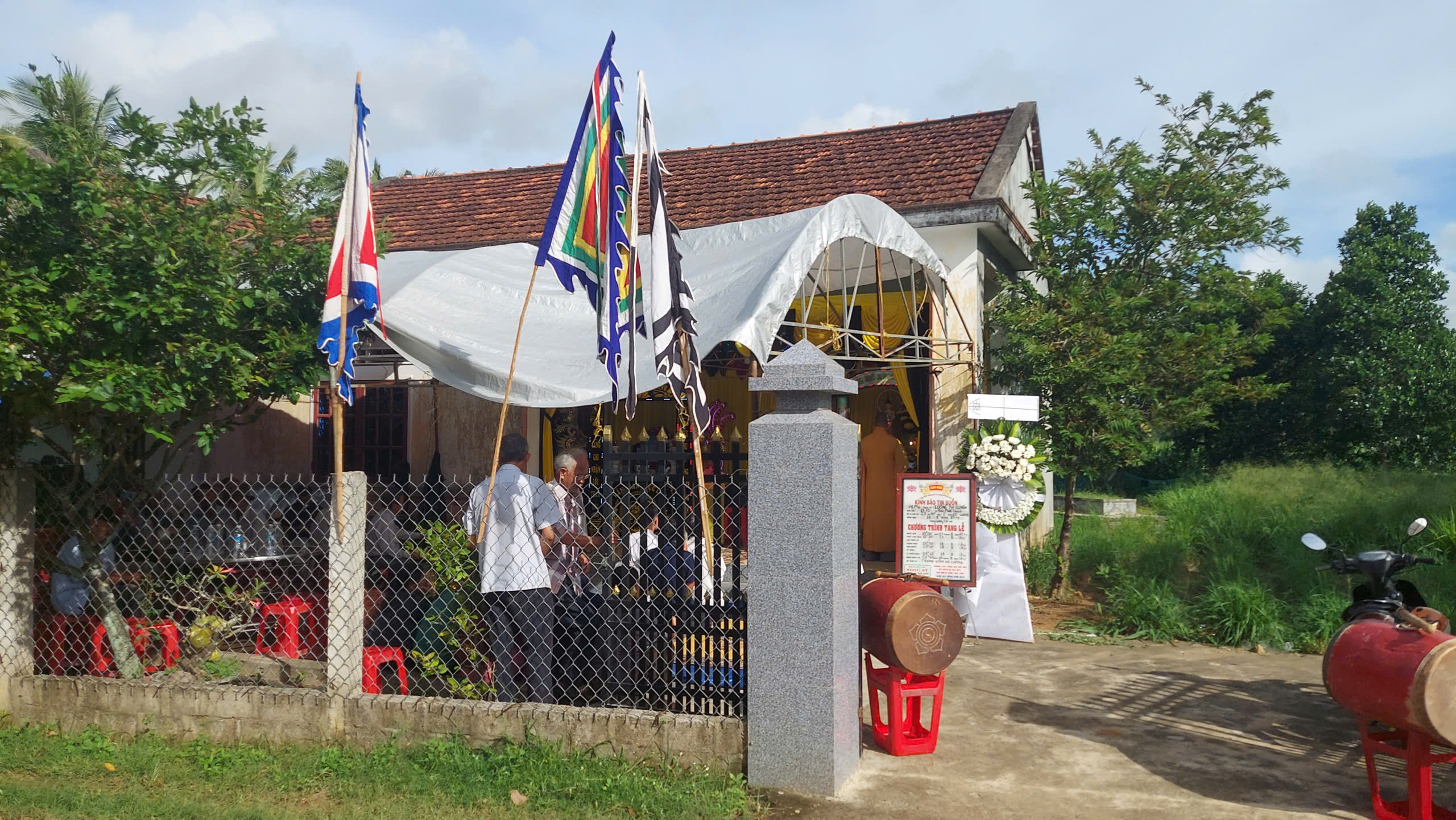 Người chứng kiến vẫn chưa hết sợ hãi 2 Ô tô lao vào quán nhậu khiến 1 người chết: Tài xế quỳ lạy rồi bỏ trốn - Ảnh 2.