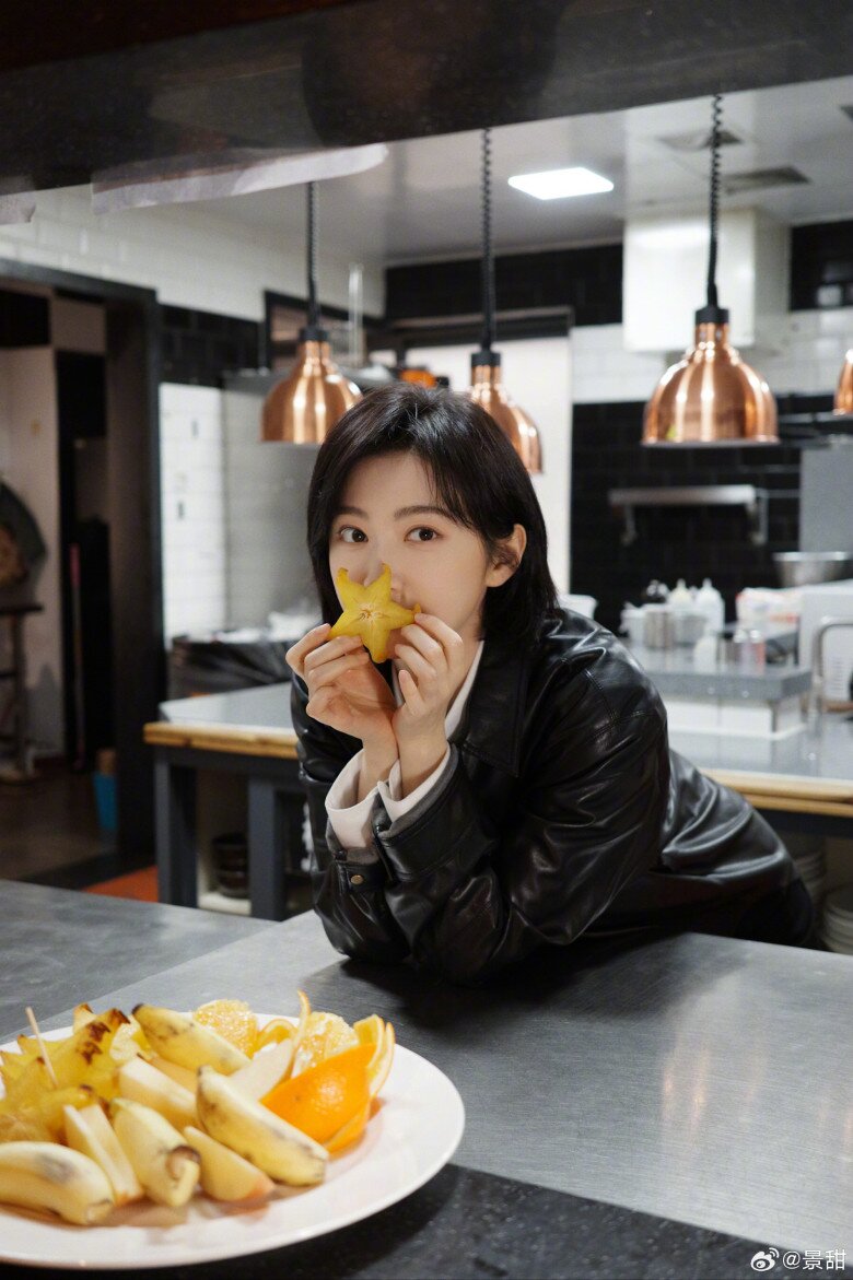 Mỗi sáng, Cảnh Điềm uống nước ép rau củ để bổ sung vitamin và chất xơ cho làn da sáng khỏe. Cô gần như nói “không” với đường tinh luyện để ngăn lão hóa sớm. Ngoài ra, nữ diễn viên chăm đắp mặt nạ trái cây giàu vitamin C và E giúp da luôn mịn màng, tươi trẻ.