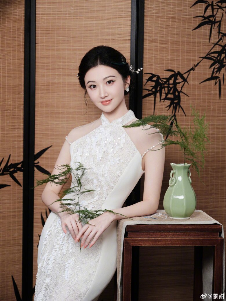 Kiên trì với những thói quen nhỏ như ngâm chân, ăn uống lành mạnh và chăm sóc tự nhiên, Cảnh Điềm chứng minh vẻ đẹp bền vững không đến từ tuổi trẻ mà từ sự kỷ luật. Ở tuổi 37, cô vẫn là biểu tượng nhan sắc hiếm có với vẻ đẹp nhẹ nhàng, thanh khiết và bất biến trước thời gian.