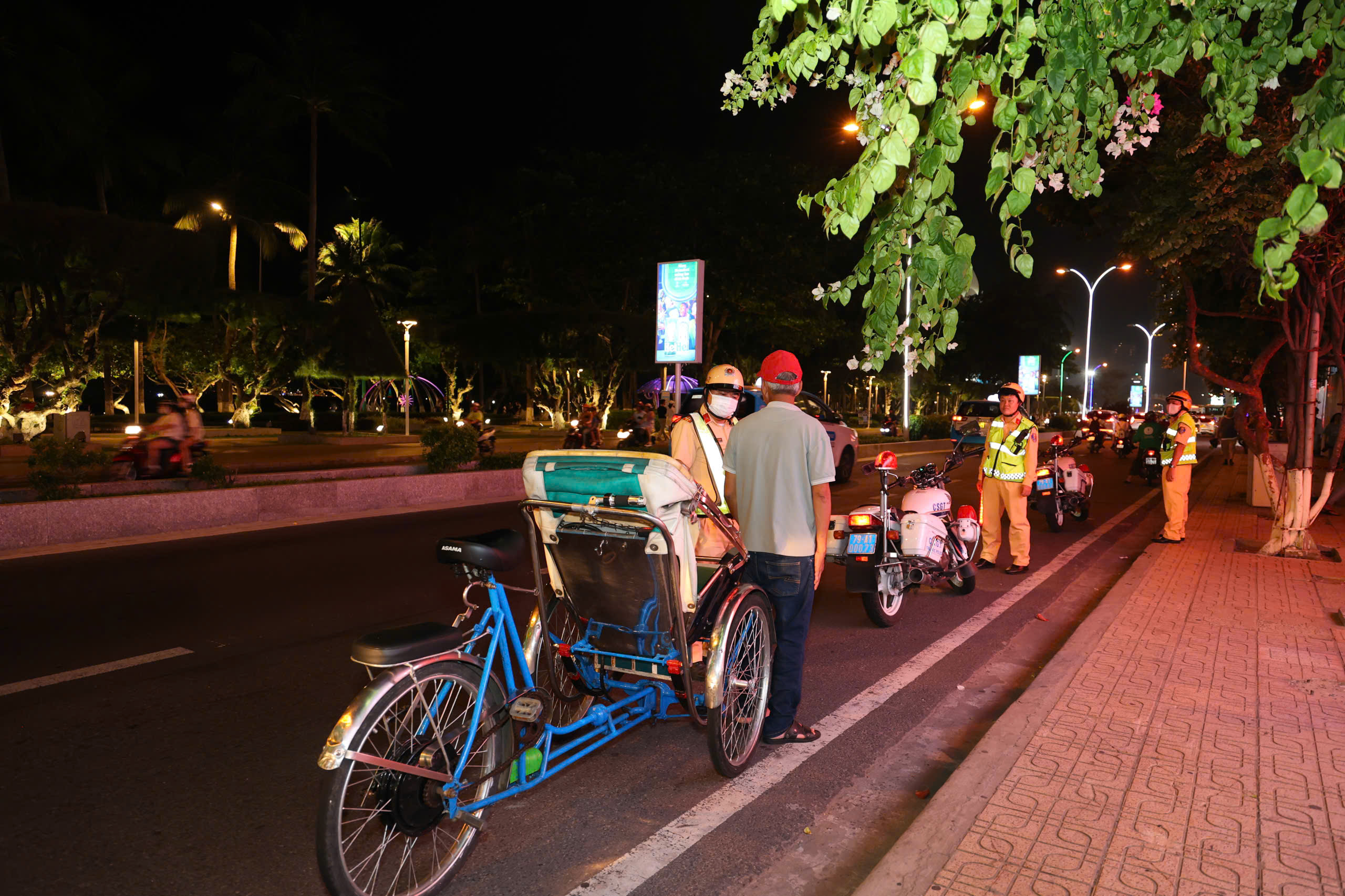 Khánh Hòa tăng cường kiểm tra xích lô gắn động cơ, xe tự chế ở Nha Trang 2 Khánh Hòa xử lý nghiêm xe xích lô tự ý gắn động cơ điện - Ảnh 2.
