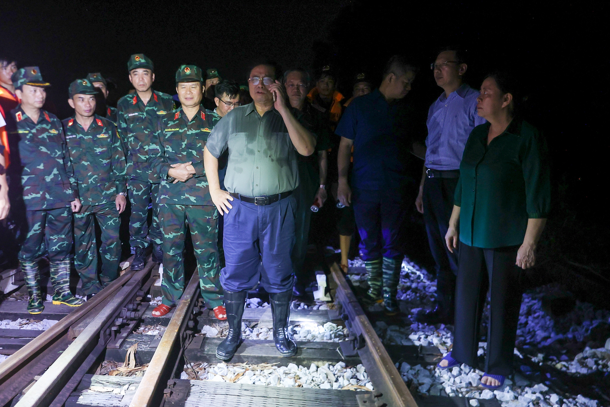 Thủ tướng thị sát vùng ngập sâu ven sông tại Hà Nội- Ảnh 2.