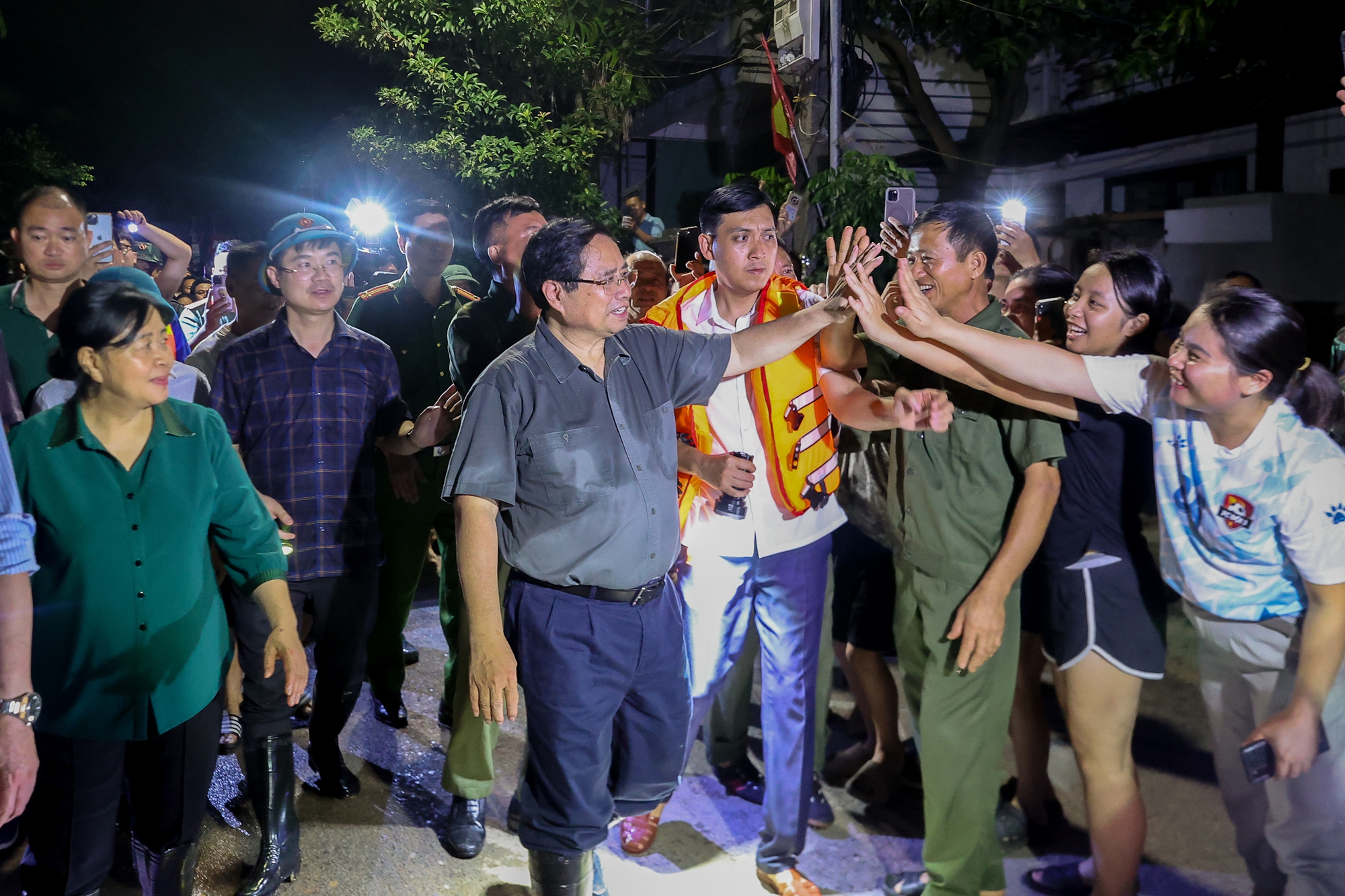 Thủ tướng thị sát vùng ngập sâu ven sông tại Hà Nội- Ảnh 3.