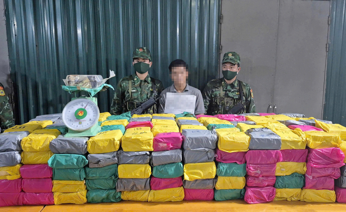 Một ghi phạm cùng tang vật. Ảnh: Bộ đội Biên phòng Quảng Trị