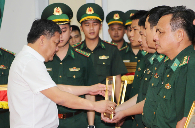 Chủ tịch tỉnh Quảng Trị Trần Phong trao bằng khen cho các cá nhân trong chuyên án. Ảnh: Đắc Thành