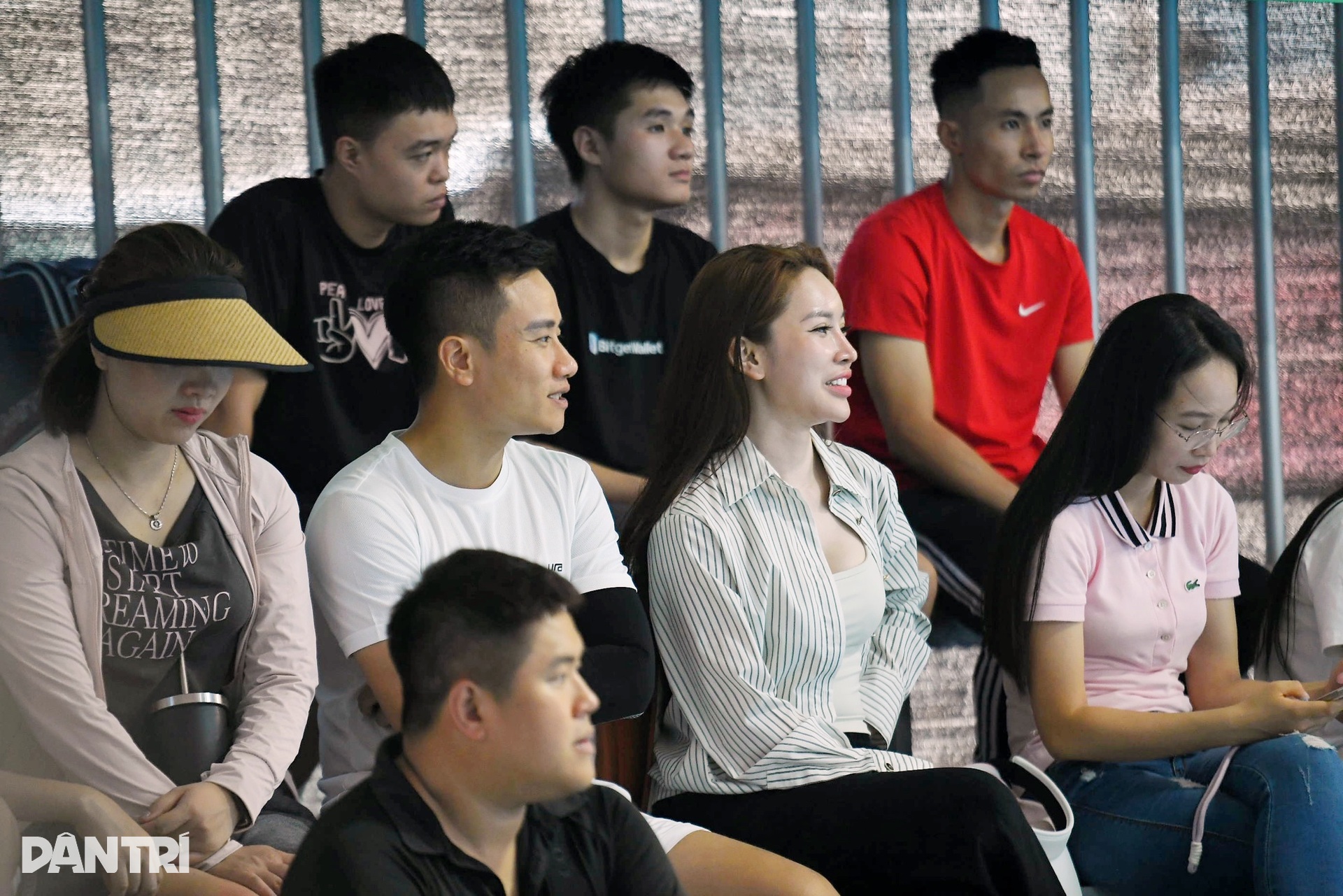 Cổ động viên xinh đẹp làm tăng sức nóng tại giải pickleball báo Dân trí - 12