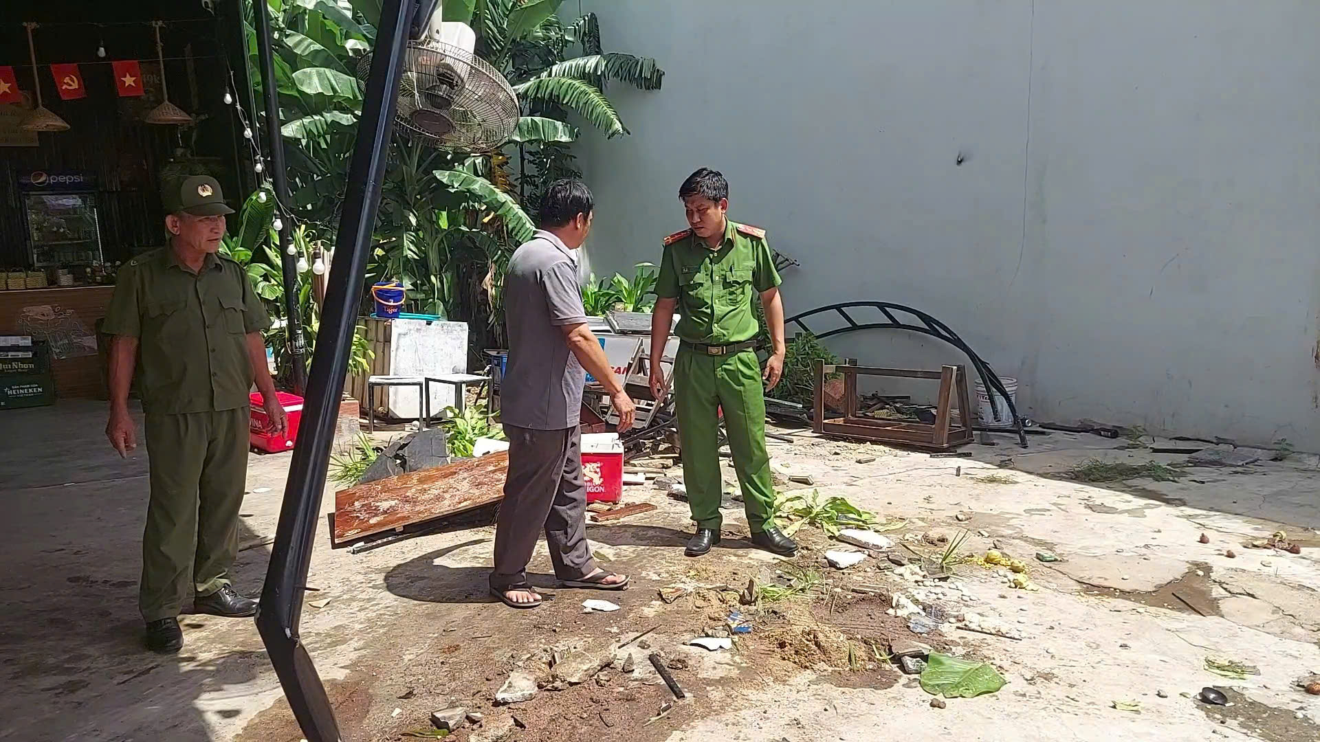 Ngổn ngang hiện trường vụ ô tô lao vào quán nhậu khiến 1 người tử vong - Ảnh 3.