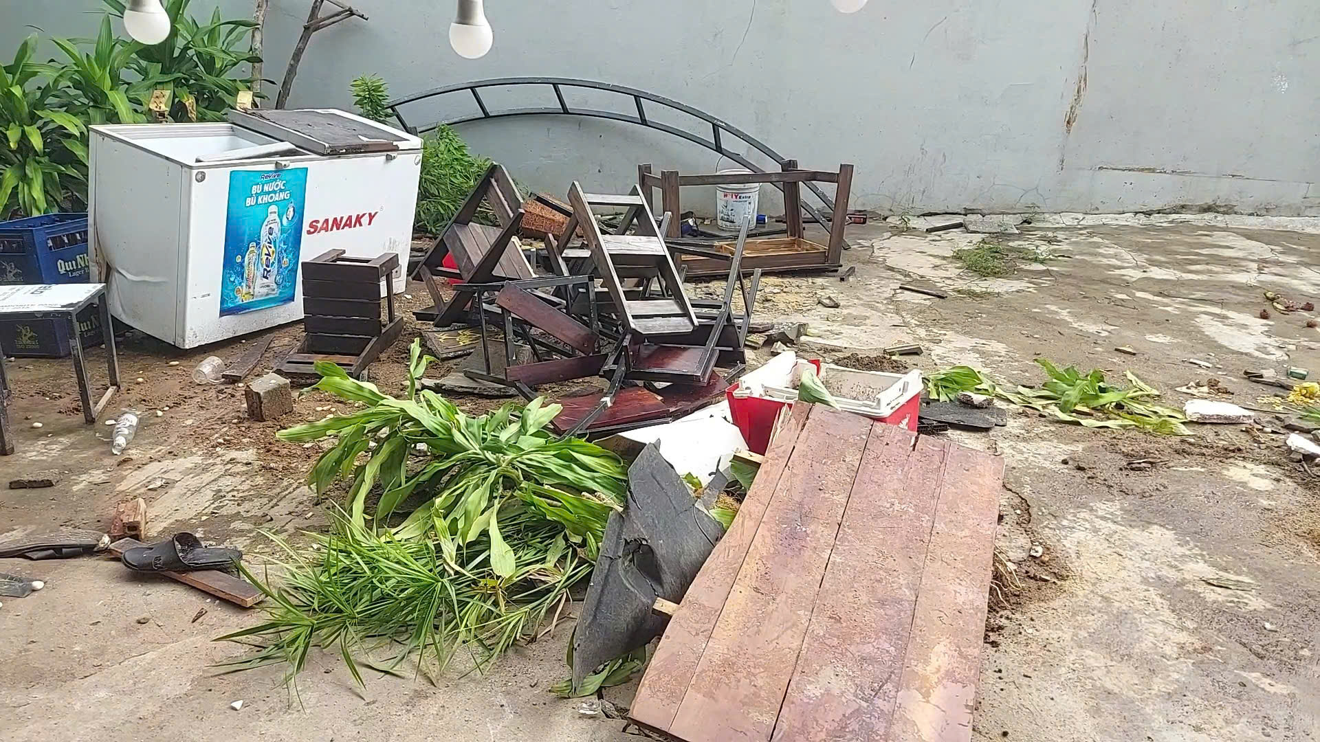 Ngổn ngang hiện trường vụ ô tô lao vào quán nhậu khiến 1 người tử vong - Ảnh 4.