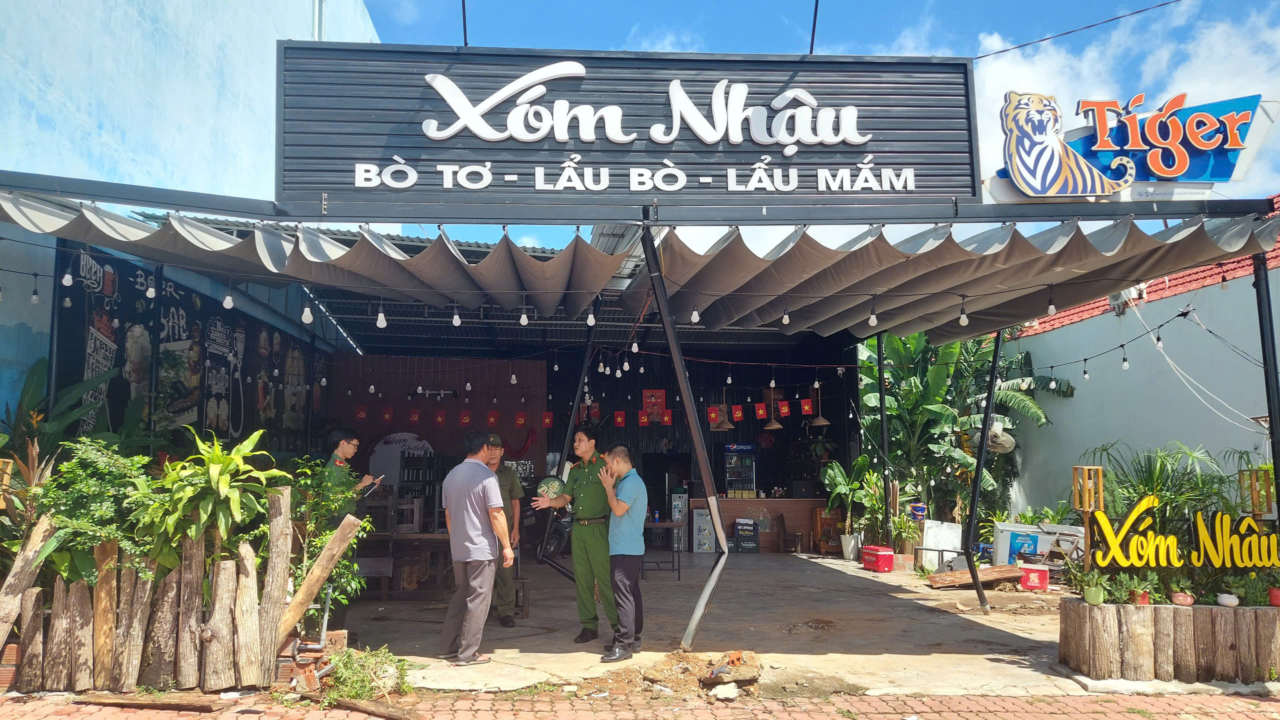 Ngổn ngang hiện trường vụ ô tô lao vào quán nhậu khiến 1 người tử vong - Ảnh 8.