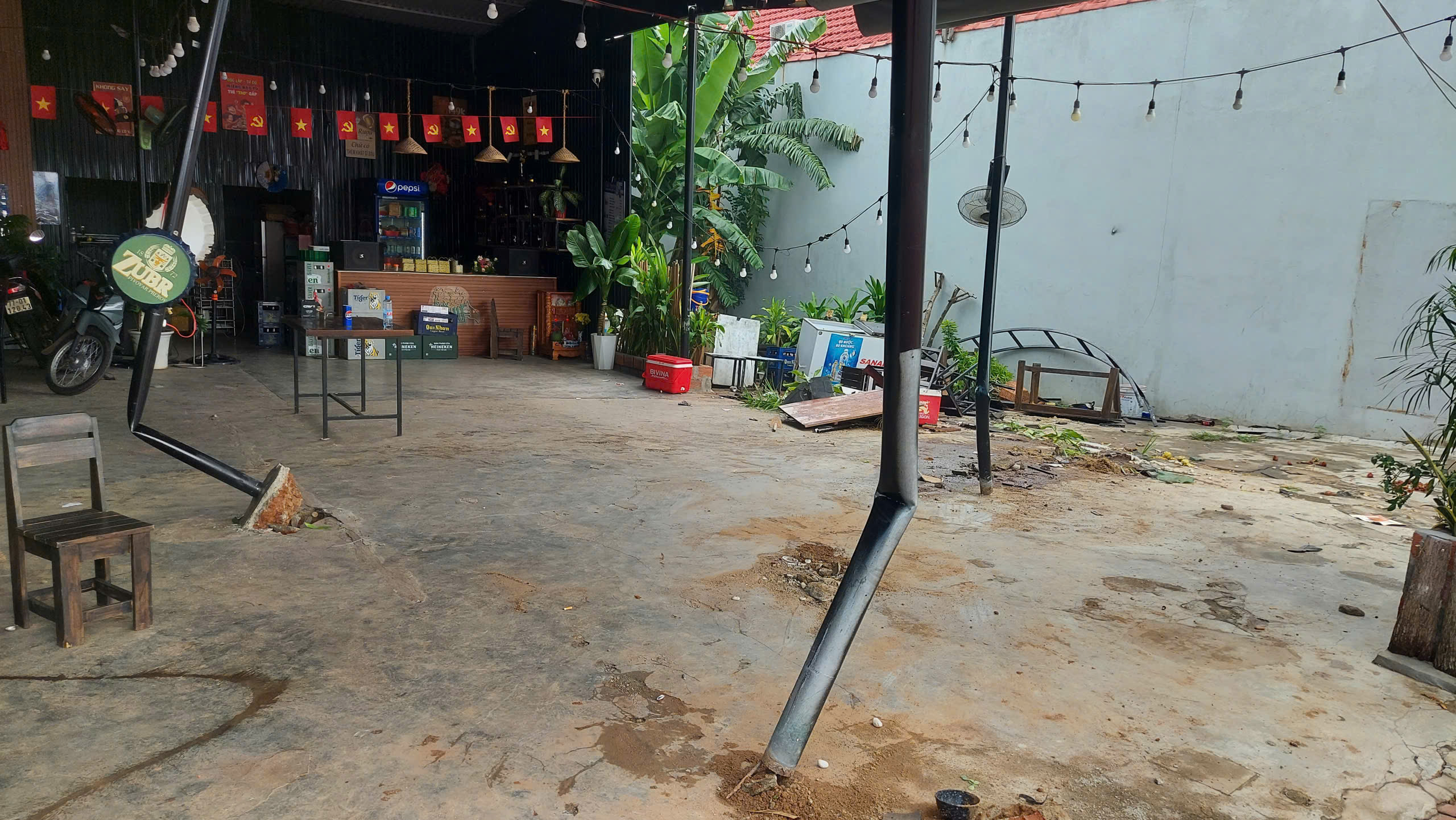 Ngổn ngang hiện trường vụ ô tô lao vào quán nhậu khiến 1 người tử vong - Ảnh 5.