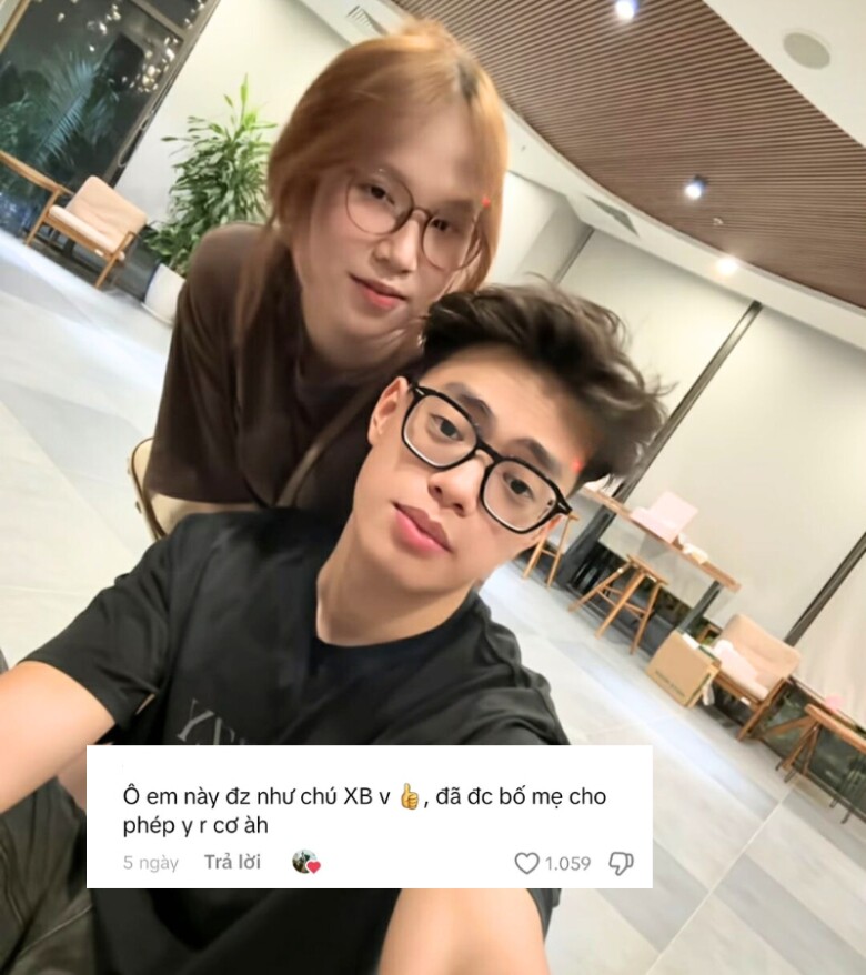 Khánh Minh phản ứng khi được hỏi đã được bố mẹ cho phép yêu chưa.