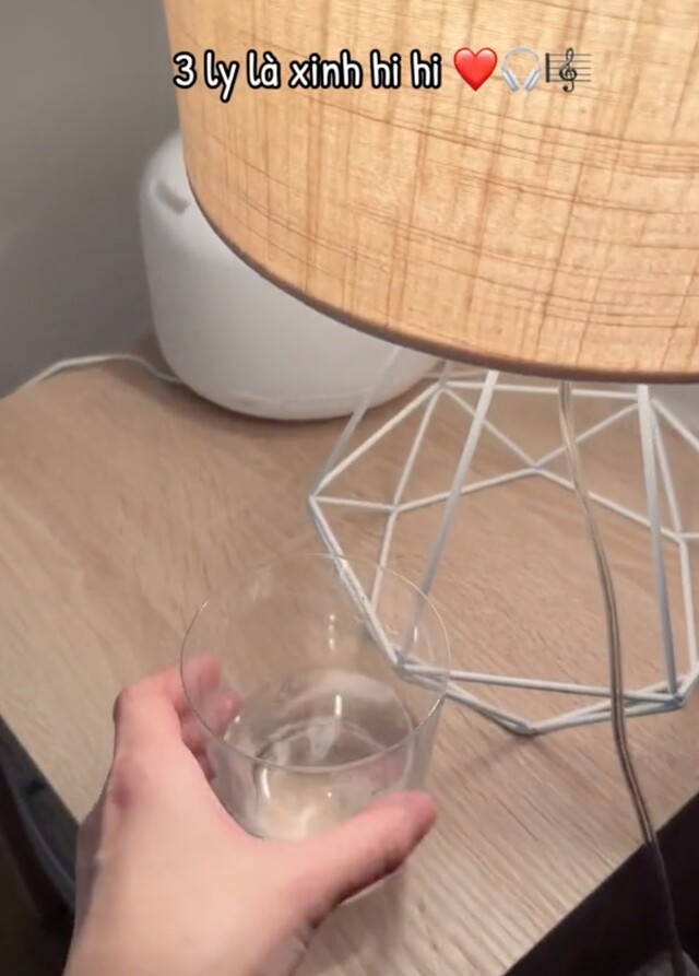 Thiều Bảo Trâm luôn bắt đầu buổi sáng bằng một ly nước lọc ấm để thanh lọc cơ thể, kích hoạt trao đổi chất và cấp ẩm cho làn da sau giấc ngủ dài. Thói quen này giúp cô duy trì làn da căng mịn, sáng khỏe và hỗ trợ tiêu hóa hoạt động hiệu quả hơn.