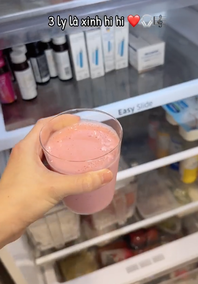 Thiều Bảo Trâm thường pha sinh tố từ dâu tây, sữa chua, sữa tươi và bột dinh dưỡngvừa giúp da đẹp dáng xinh. Dâu tây giàu vitamin C giúp da sáng mịn, sữa chua cân bằng lợi khuẩn đường ruột, còn sữa và bột dinh dưỡng bổ sung đạm, giúp cơ thể khỏe mạnh, tràn đầy năng lượng.