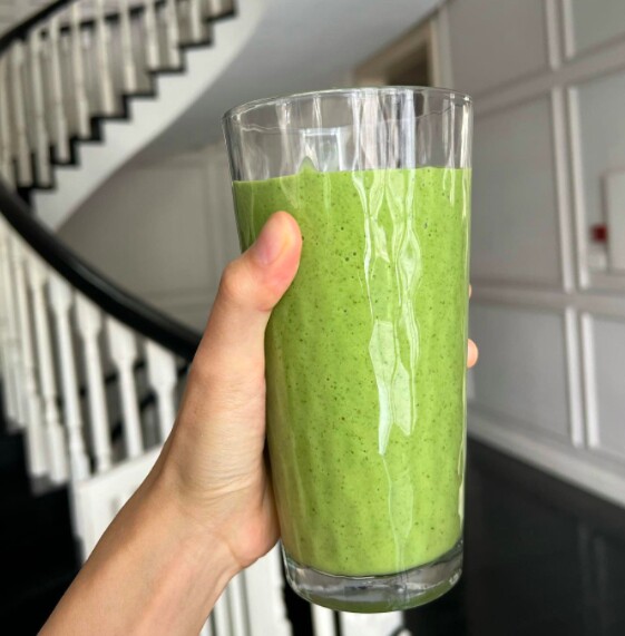 Thức uống yêu thích của Hà Tăng là sinh tố bơ – vũ khí giúp cô dưỡng da từ sâu bên trong. Bơ chứa nhiều chất béo lành mạnh, vitamin E và C giúp cấp ẩm, tăng đàn hồi, chống oxy hóa, làm chậm lão hóa và giữ cho làn da luôn mịn màng, tươi sáng.