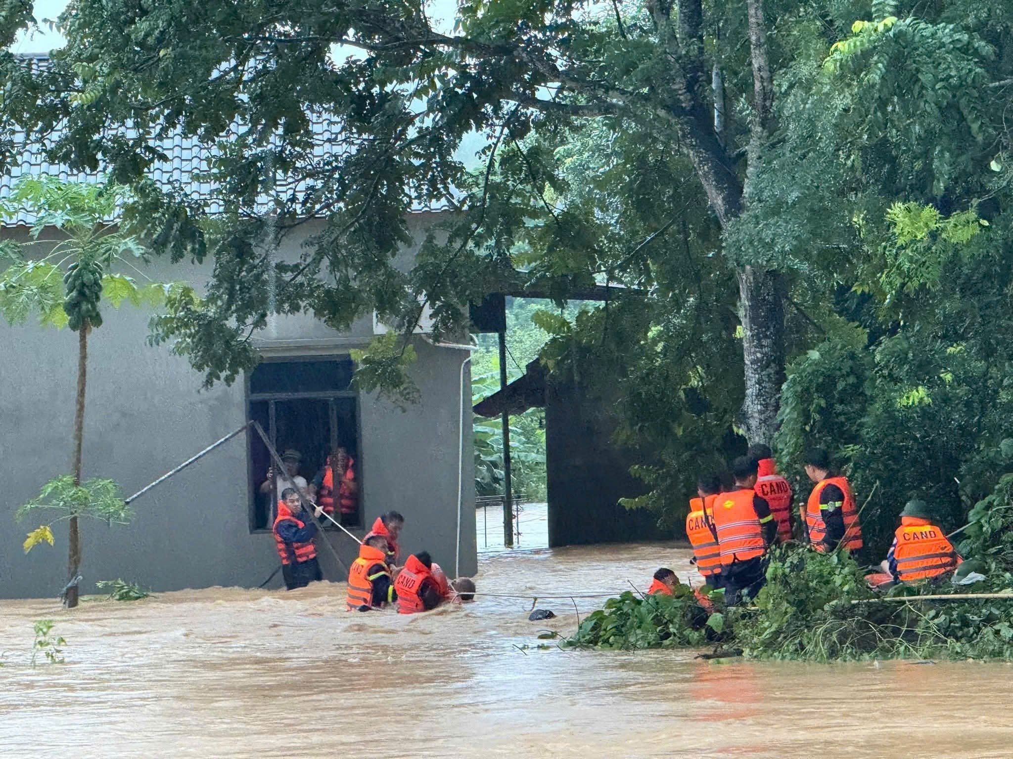 Bắc Ninh cảnh báo Mưa lũ trên sông Thương , di dời hàng trăm hộ dân bị cô lập - Ảnh 2. Bắc Ninh cảnh báo Mưa lũ trên sông Thương , di dời hàng trăm hộ dân bị cô lập - Ảnh 2.